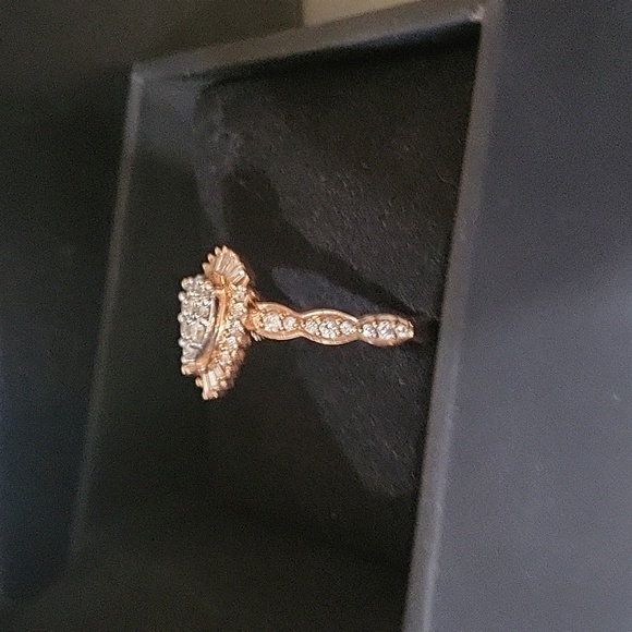 Vera Wang 14 karat gold teardrop cluster baguette sunburst - Picture 8 of 12